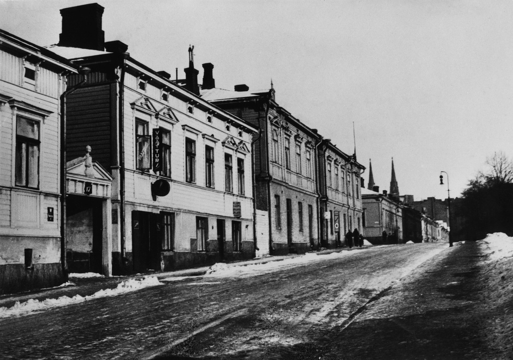 Sepänkatu  17, 15.  Taustalla Johanneksen kirkon tornit.