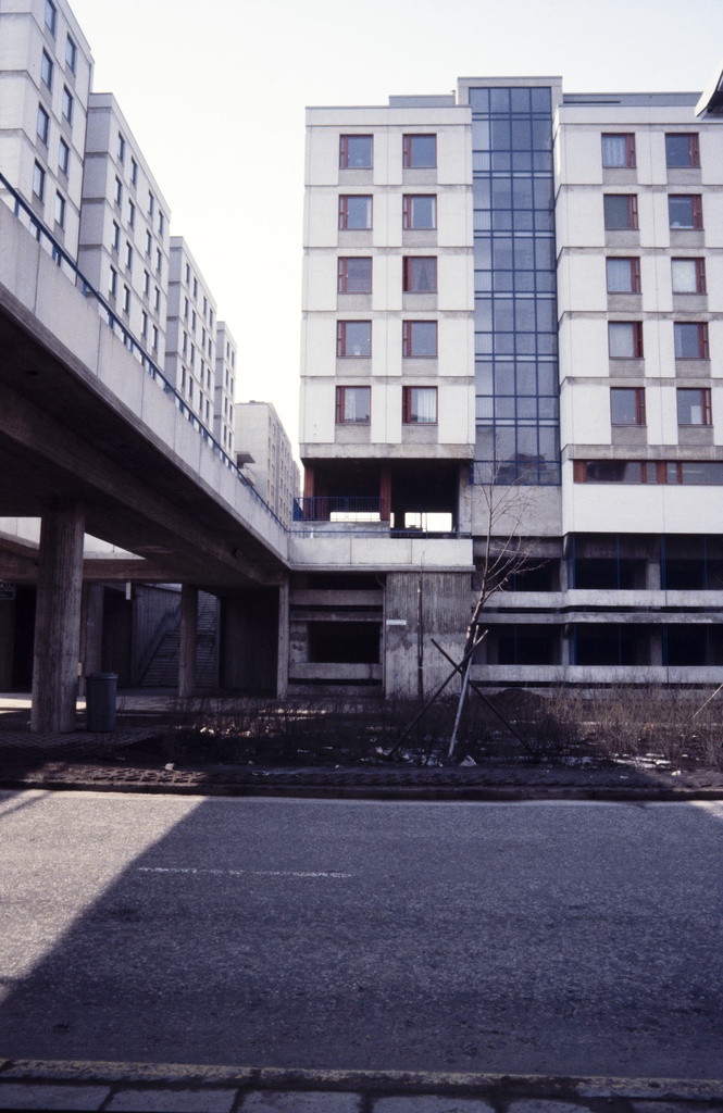Itä-Pasilaa. Eero Lindemanin suunnittelema betoni-elementtirakennus vuodelta 1974 Itä-Pasilassa. 1970-luvulla pyrittiin rakennustarkastajien ohjeistuksen avulla puuttumaan suurten rakennusliikkeiden hallitsemaan laajaan asuntotuotantoon ja uudisrakentamisen kautta muodostuvaan kaupunkikuvaan. Vähitellen kaavoituksessa ryhdyttiin laatimaan tarkempia ohjeita kaupunkikuvan viihtyisyyden parantamiseksi. Kuvassa esiintyvä Itä-Pasila on esimerkki epäonnistumisesta kaupunkikuvallisten tekijöiden suhteen kaavoituksessa, josta jo ennen alueen rakentamista julkisivutoimikunnasta lausuttiin että rakennustaide- ja viihtyvyysnäkökohdat ovat jääneet kustannustehokkuuden jalkoihin.