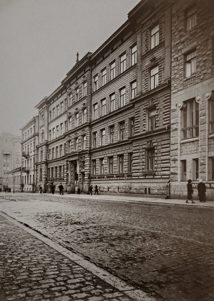 Elisabetinkatu (=Liisankatu) 19, 21, 23, 25, 27, 29. N:o 21:n uusrenessanssityylisen asuintalon suunnitteli arkkitehtitoimisto Kiseleff & Heikel 1886.