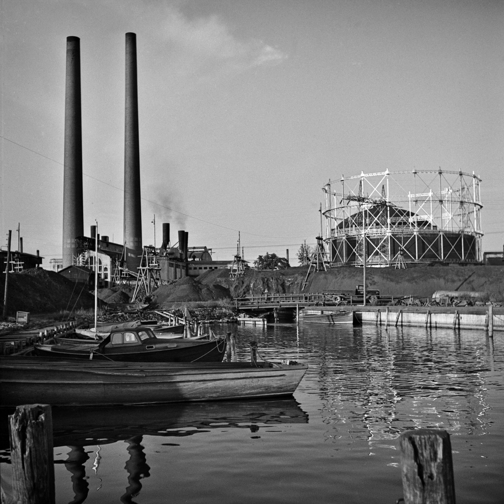 Sörnäisten rantaa, taustalla Helsingin kaupungin kaasulaitos Suvilahdessa.