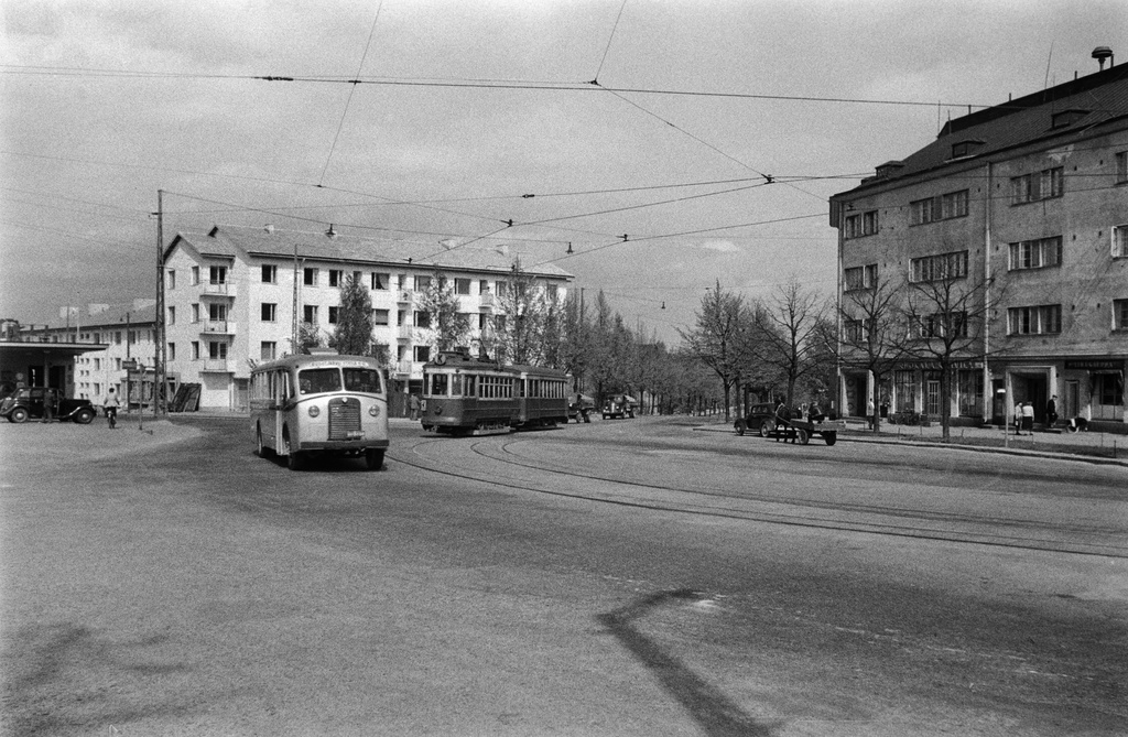 Käpylänaukio. Pohjolankadun, Mäkelänkadun ja Peräpohjolantien (Vaakalinnuntien) risteys. Vasemmalla huoltoasema ja Pohjolankatu 2. Oikealla Pohjolankatu 1. - Mäkelänkatu 99.