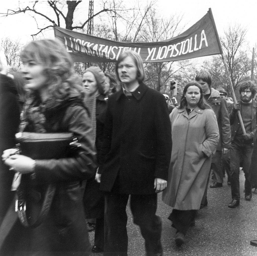 Vappumarssi Kaisaniemessä Puutarhakadun risteyksessä.