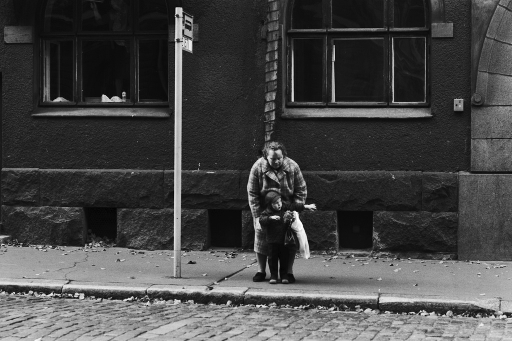 Kruununhaka, Liisankatu 11. Nainen ja pieni lapsi bussipysäkillä Liisankadulla.