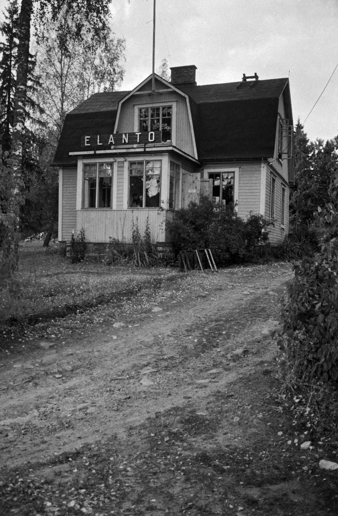 Vanha huvila, jonka alakerta on kunnostettu Elannon myymäläksi Soukassa, Espoossa. Myymälä aloitti toimintansa 6.6.1950.