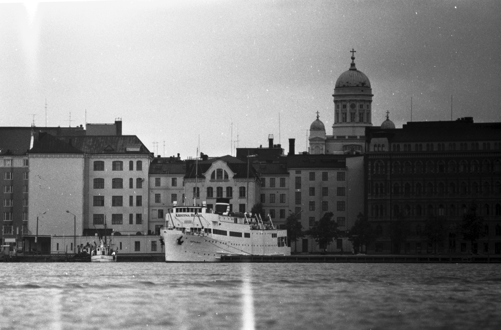 Pohjoissatama. Näkymä veneestä Pohjoisrannan suuntaan. Laiturissa matkustajalaiva Kristina Brahe. Taustalla Pohjoisranta 2 ja 4, taaempana Tuomiokirkon torni.