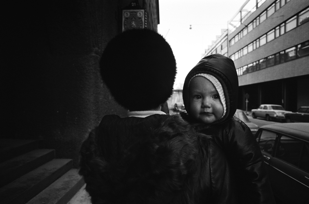 Nainen lapsi sylissään. Fabianinkatu 4.