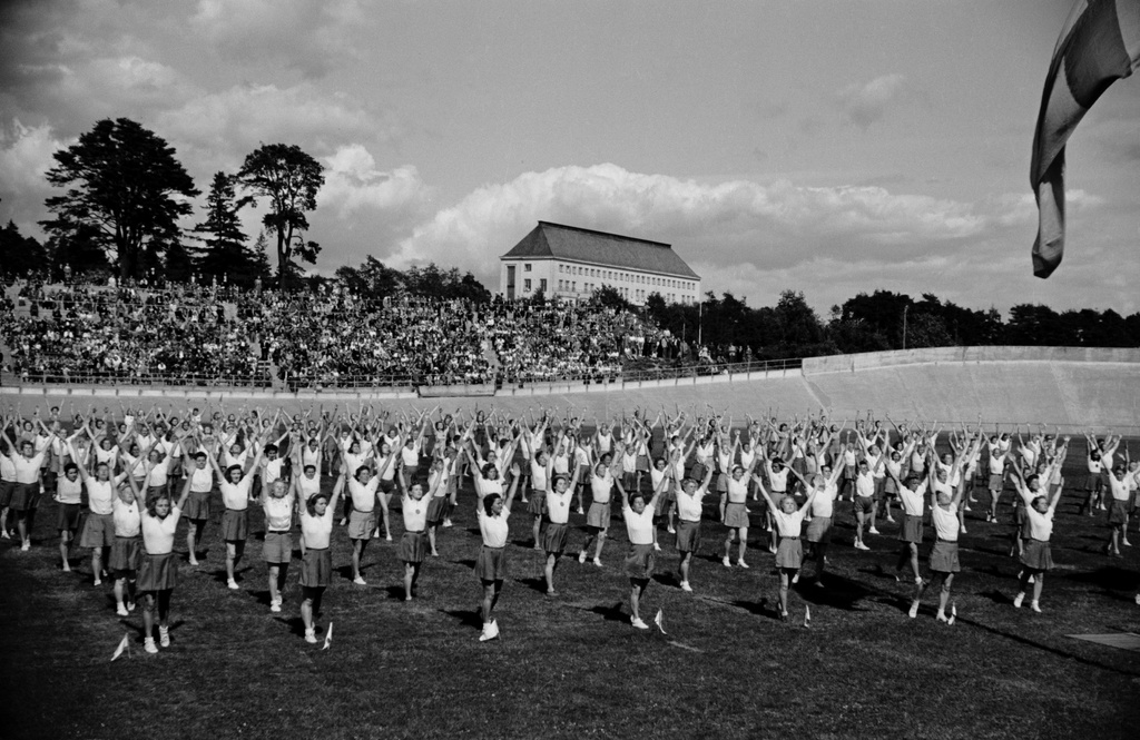 Velodrom, Helsingin pyöräilystadion, Suomen Työväen Urheiluliiton (TUL) tilaisuus, naisten voimisteluesitys.