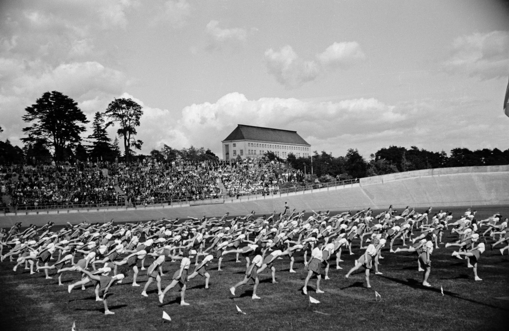Velodrom, Helsingin pyöräilystadion, Suomen Työväen Urheiluliiton (TUL) tilaisuus, naisten voimisteluesitys.