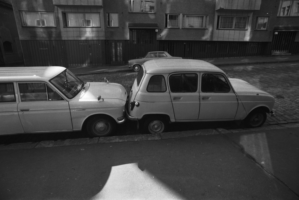 Datsun-farmariauto ja Renault 4, ns. Tipparellu pysäköitynä nokka ja perä kiinni toisiinsa Liisankatu 5:n edustalla. Taustalla Liisankatu 4.