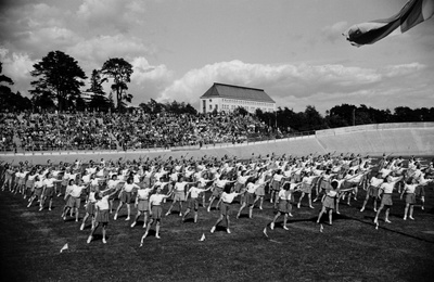 Velodrom, Helsingin pyöräilystadion, Suomen Työväen Urheiluliiton (TUL) tilaisuus, naisten voimisteluesitys.  similar photo