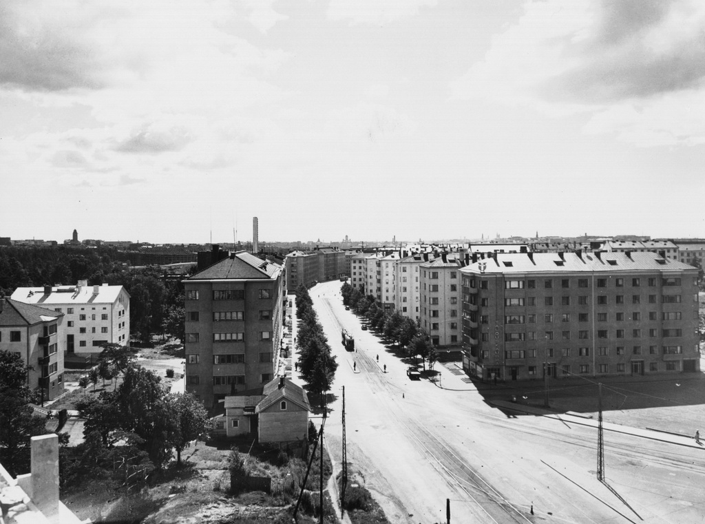 Mannerheimintie 114, 112, 110, 108, 106.  Lääkärikatu 1, 2 . Yleisnäkymä kuvattu rakennuksen ylimmästä kerroksesta Tullinpuomilta keskustan suuntaan.