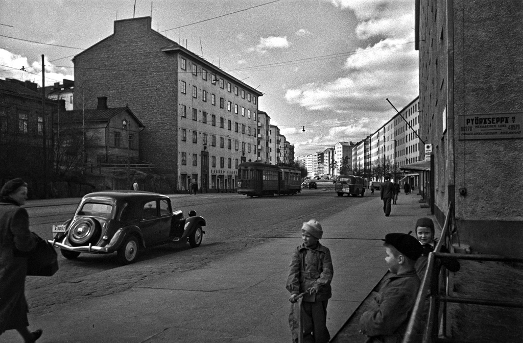 Mannerheimintien liikennettä. Vasemmalla Mannerheimintie 102, 104. Oikealla Mannerheimintie 49. Kuvan etualan auto Citroen Traction Avant B11.