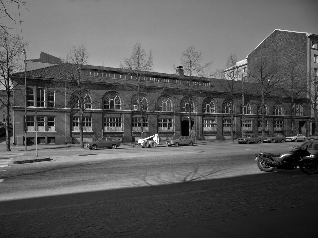 Aleksis Kiven katu 52-54 - Kajaaninkatu 6, Mako Oy:n tehdasrakennus kuvattuna toiselta puolen tietä. Arkkitehtinä W. J. Palmqvist. Rakennus valmistunut v. 1919-1920.