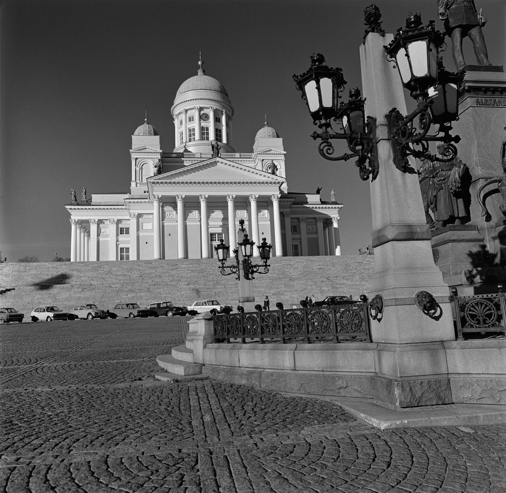 Helsingin Tuomiokirkko ja Senaatintori. Aleksanteri II :n muistopatsaaseen kuuluvat lyhdyt.