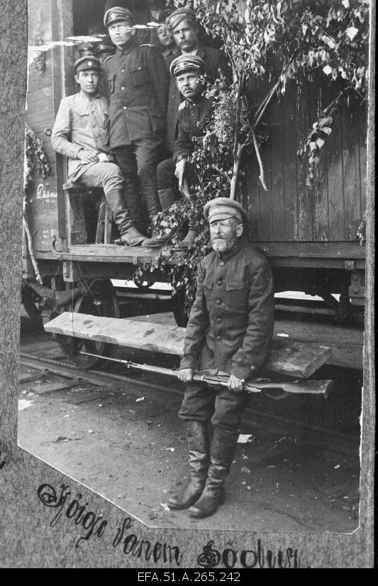 The oldest fighter of the 6th footpath of the Estonian Army in the 60s. Blumenthal during the War of Independence in Pärnu with other fighters at the Valgas train before departure to Pihkva.