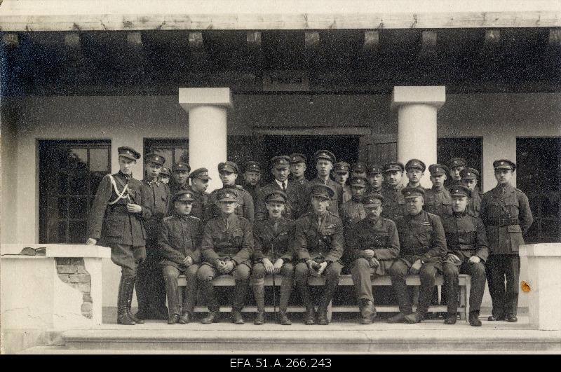 I reas vasakult: 2. 3. diviisi staabiülem kindralstaabi polkovnik N. Reek, 3. Ameerika Punase Risti esindaja major Conter, 4. Ameerika Punase Risti esindaja kapten Mentscher, 5. 3. diviisi ülem kindral E. Põdder, 6. Pärnu garnisoniülem polkovnik Limberg jt. 3. diviisi staabi õuel Pärnus.