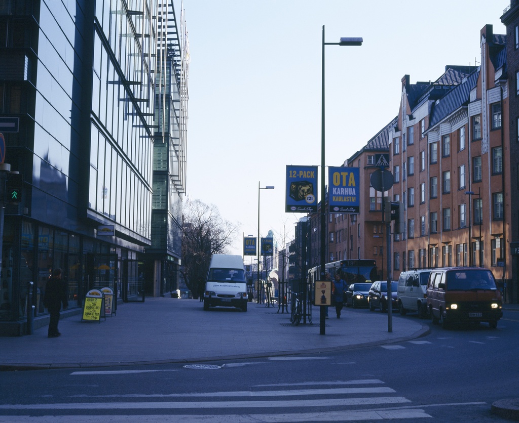 Simonkatu 12, 10. Vasemmalla Scandic Hotel Simonkenttä (Simonkatu 9)