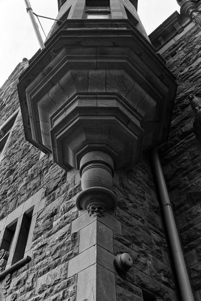 Nylands Nation, Kasarmikatu 40. Julkisivun erkkeri  ja sen alla groteski veistosaihe.