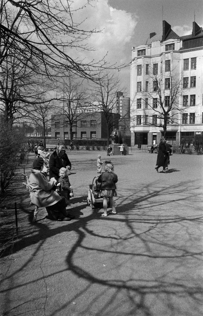 Karhupuisto, lapsia leikkimässä. Taustalla oik. Agricolankatu 13 ja 15. Jälkimmäinen on keskuspaloasema.