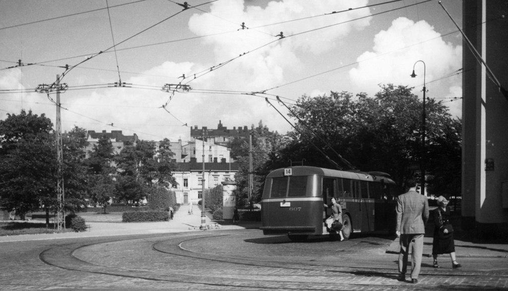 Trolley -bussi numero 14 Tehtaanpuiston kohdalla. Etualalla Tehtaankatu 21. Laivurinkatu 33 kulman takana.