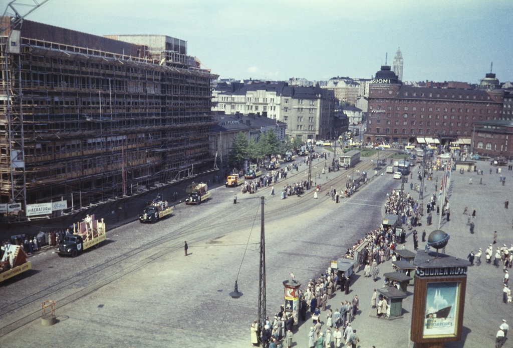 Siltasaarenkatu 14 rakenteilla. Talo valmistui v. 1959. Menossa oleva tapahtuma mahd. SAK:n 50-vuotisjuhla 9.6.1957.