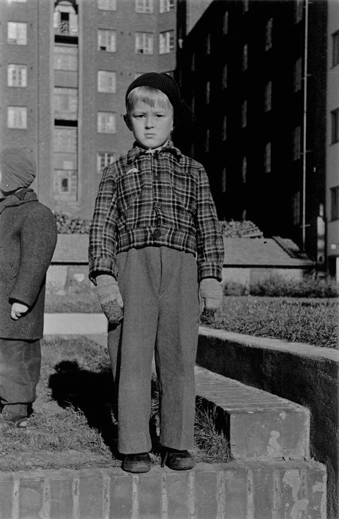 Lapsia Elannon päiväkodin pihalla. Neljäs linja 3 - 5 ja Viides linja 4 väliin jäävä sisäpiha. Korttelia ympäröivissä taloissa oli Elannon työntekijöiden asuntoja. Taustalla Viides linja 4.