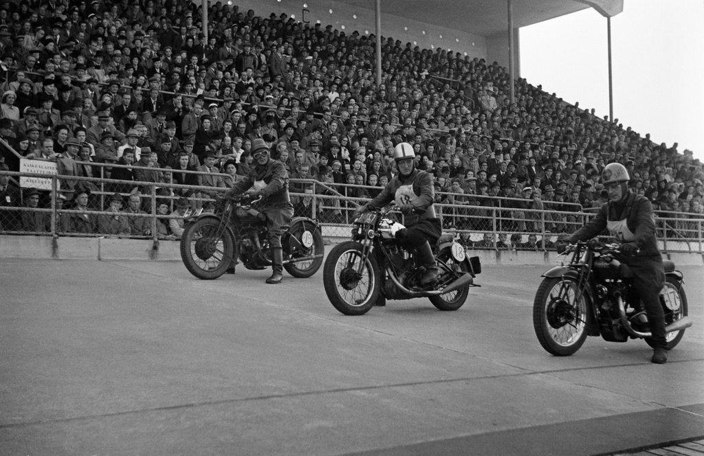 Velodrom, Helsingin pyöräilystadion, moottoripyöräkilpailut. Kolme kilpailijaa lähdössä, taustalla katsomo.