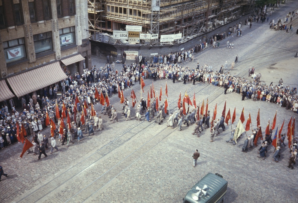 Elanto-lehti Helluntai 1957, Siltasaarenkatu, Elannon edusta. Valtakunnallisen ammattiyhdistyslikkeen SAK:n  50-vuotisjuhla. Juhlakulkue marssi ammattiyhdistysliikkeiden lippujen johtamana viisitoistatuhantisena, juhlavana rivistönä läpi Helsingin. Pääjuhla pidettiin stadionilla.