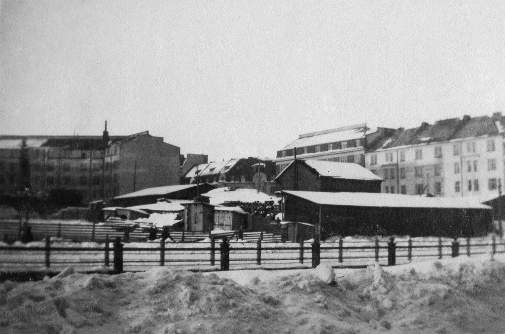 Pohjoinen Rautatiekatu 21-23. Taustalla oik. Fredrikinkatu 69, 71.