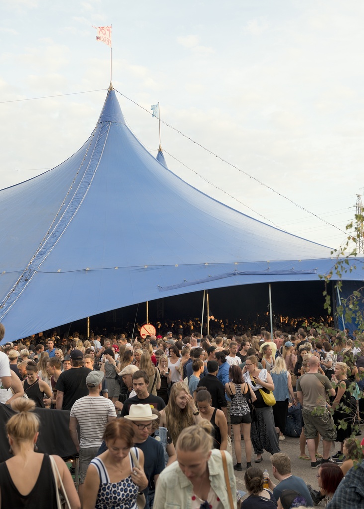 Flow Festival. Flow Festivalin kävijöitä Lumia Blue Tent -esiintymisalueen luona. Vuoden 2014 Flow Festivalilla oli yhdeksän esiintymisaluetta ja esiintyjiä niillä lähes 130.