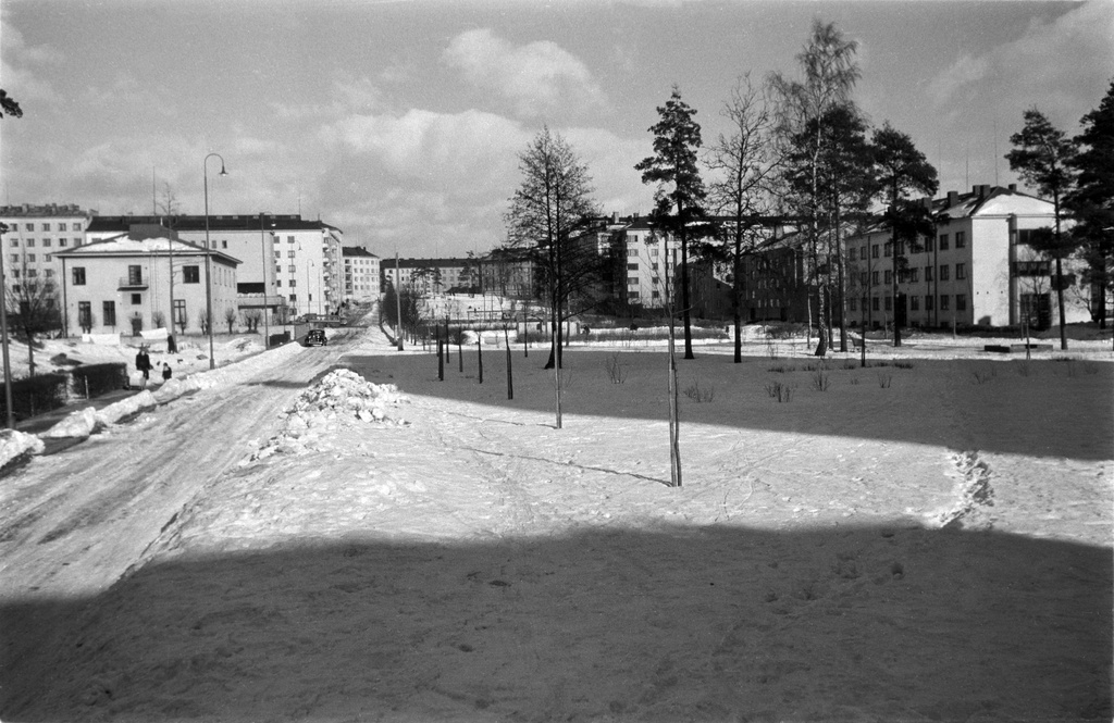 Arvo Ylpön puisto ja Kirjailijanpuisto. Vasemmalla Tavaststjernankatu, Oikealla Mikael Lybeckin katu.