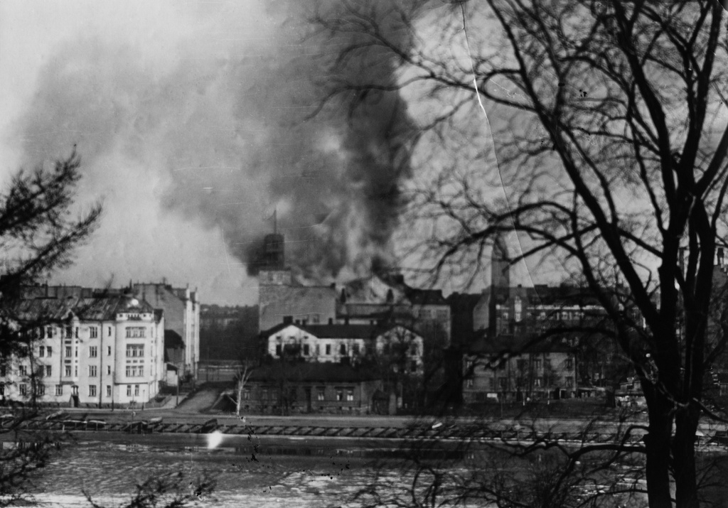Helsingin valtaus 1918. Työväentalo palo 13.4. 1918 nähtynä Kaisaniemestä.