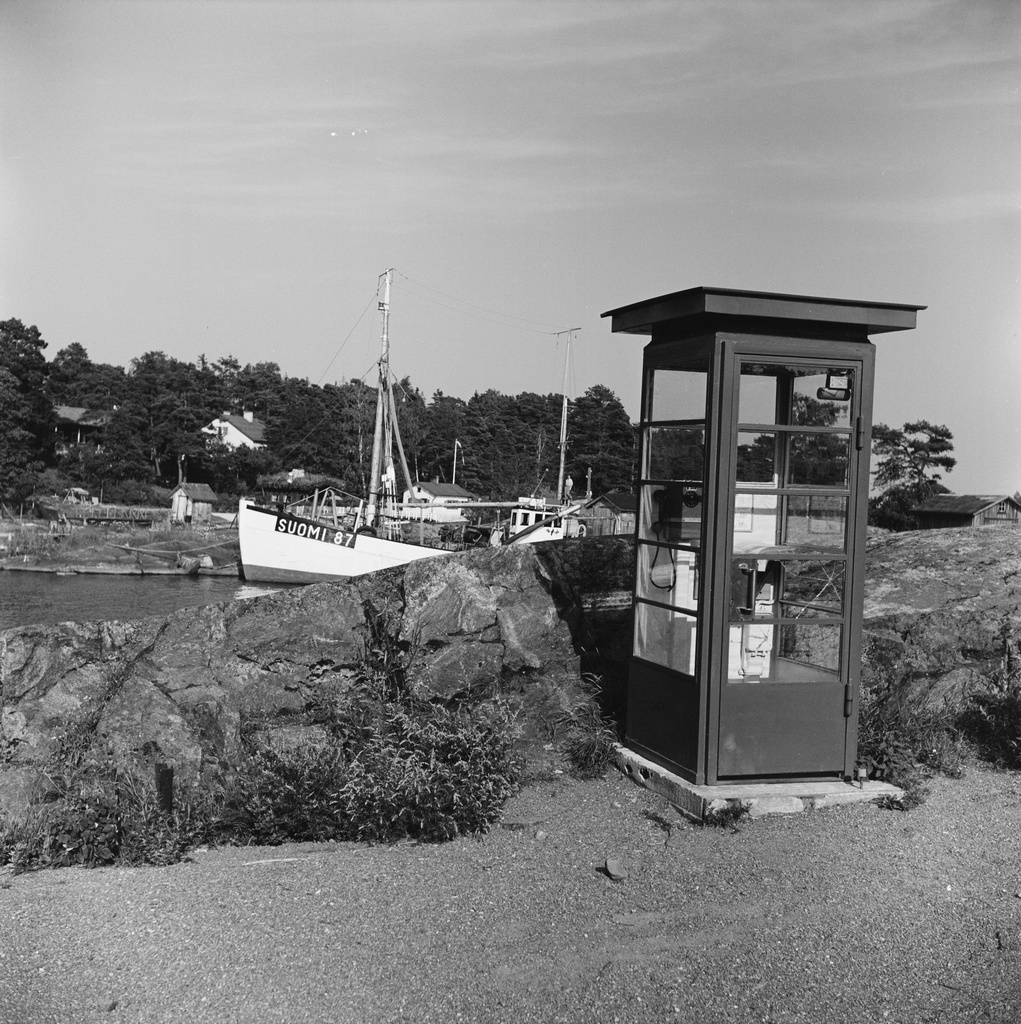 Puhelinkioski Laajasalontien varrella Hevossaaressa, Laajasalossa. Taustalla Variksennokka.