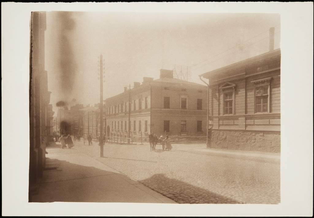 Näkymä Fabianinkatu 35:n kohdalta etelään, rakennukset oikealta lukien Fabianinkatu 22 (=Hallituskatu 11, nyk. Yliopistonkatu 3) ja 20 (=Hallituskatu 8, nyk. Yliopistonkatu 4).