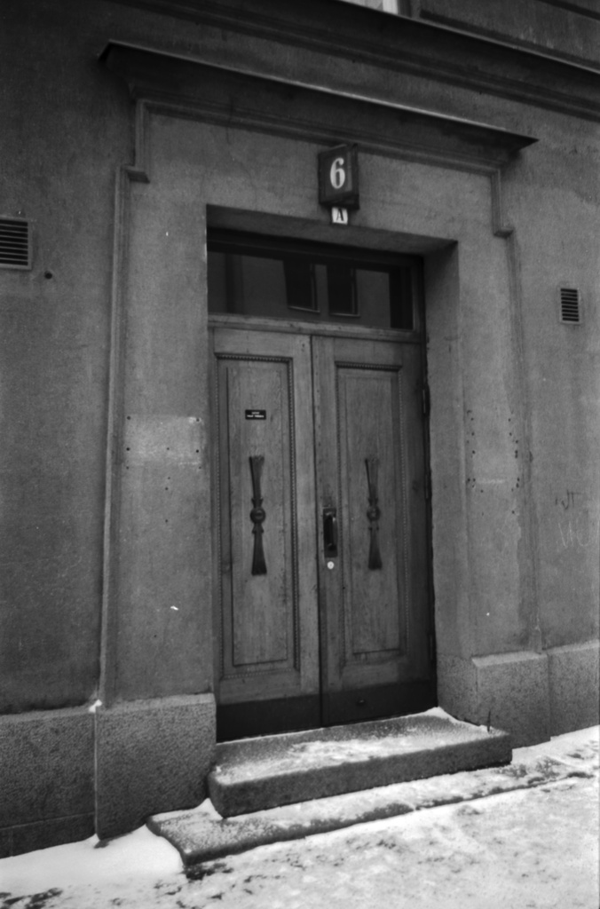 Liisankatu 6. Liisankatu 6:n rakennuksen ulko-ovi, jossa vaikutteita egyptiläisestä arkkitehtuurista.