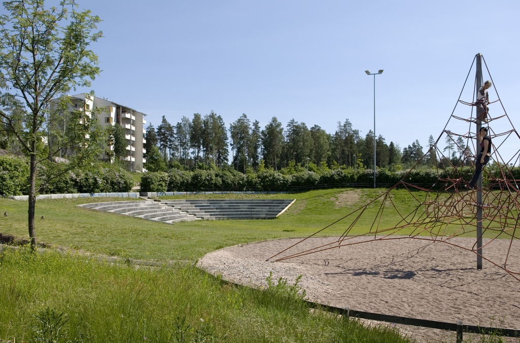 Asukaspuisto Kivikossa. Taustalla Jyrkännekuja 4:n kerrostalo
