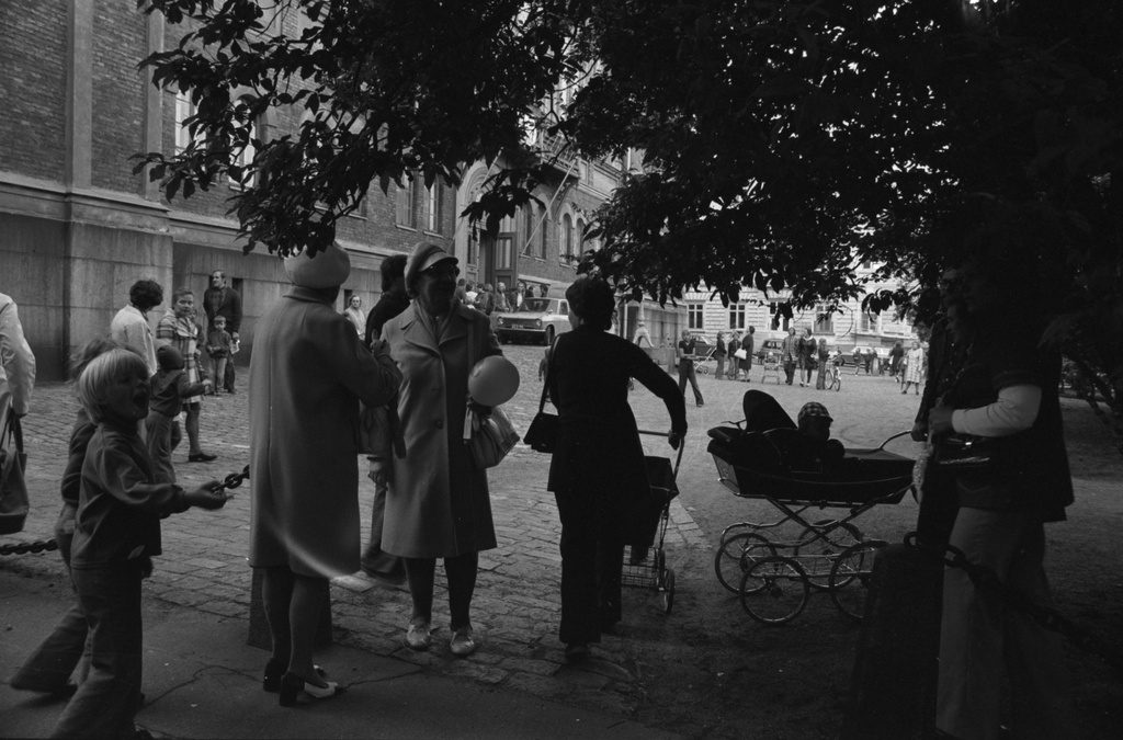 Ritarikatu 1. Ihmisiä Ritarihuoneen edustalla Kruununhaan asukasyhdistyksen järjestämässä juhlassa Helsinki-päivänä 12.6.1975.