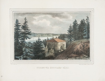 Huopalahden kartano. La Finlande Pittoresque 118 vues Des places les plus remarquables en Finland, 1853; grafiikka -- Huopalahden kartano pihapiireineen nykyisen Pikku-Huopalahden alueella. Etualan kallion ja puiden takana vaalea kaksikerroksinen aumakattoinen rakennus. Kartanon takana aukeaa Huopalahti, lahdella soutuveneitä  duplicate photo