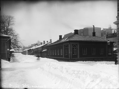Näkymä Yrjönkadun ja Antinkadun (=Lönnrotinkatu) risteyksestä, kadun oikealla puolella Yrjönkatu 15 (- Antinkatu 3), 17, 19, 21, 23.  duplicate photo