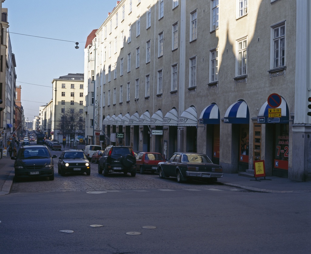 Eerikinkatu 15, 17, 19. Taustalla Lapinlahden puistikko.