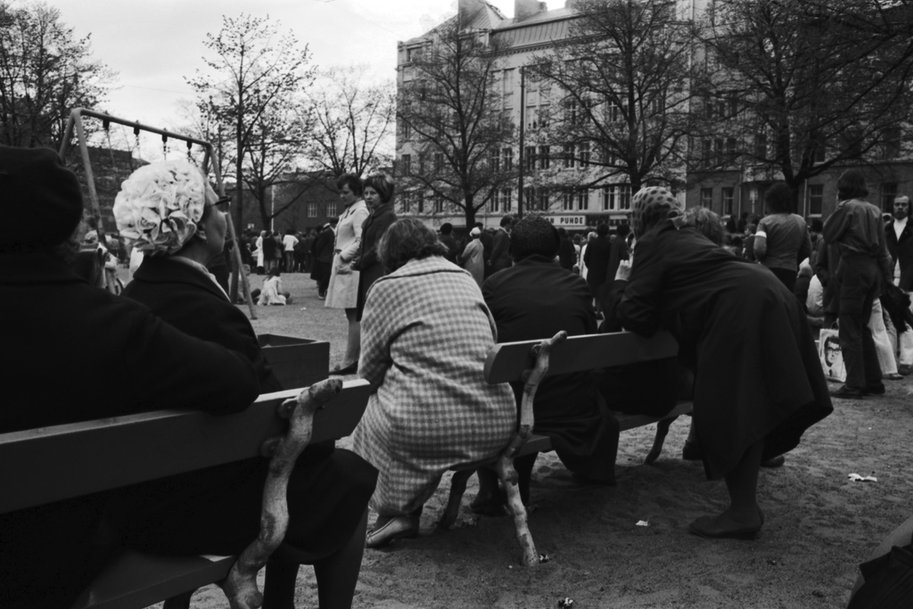 Karhupuisto. Helsingin juhlaviikot. Naisia penkillä Karhupuistossa puistotapahtuman aikaan.