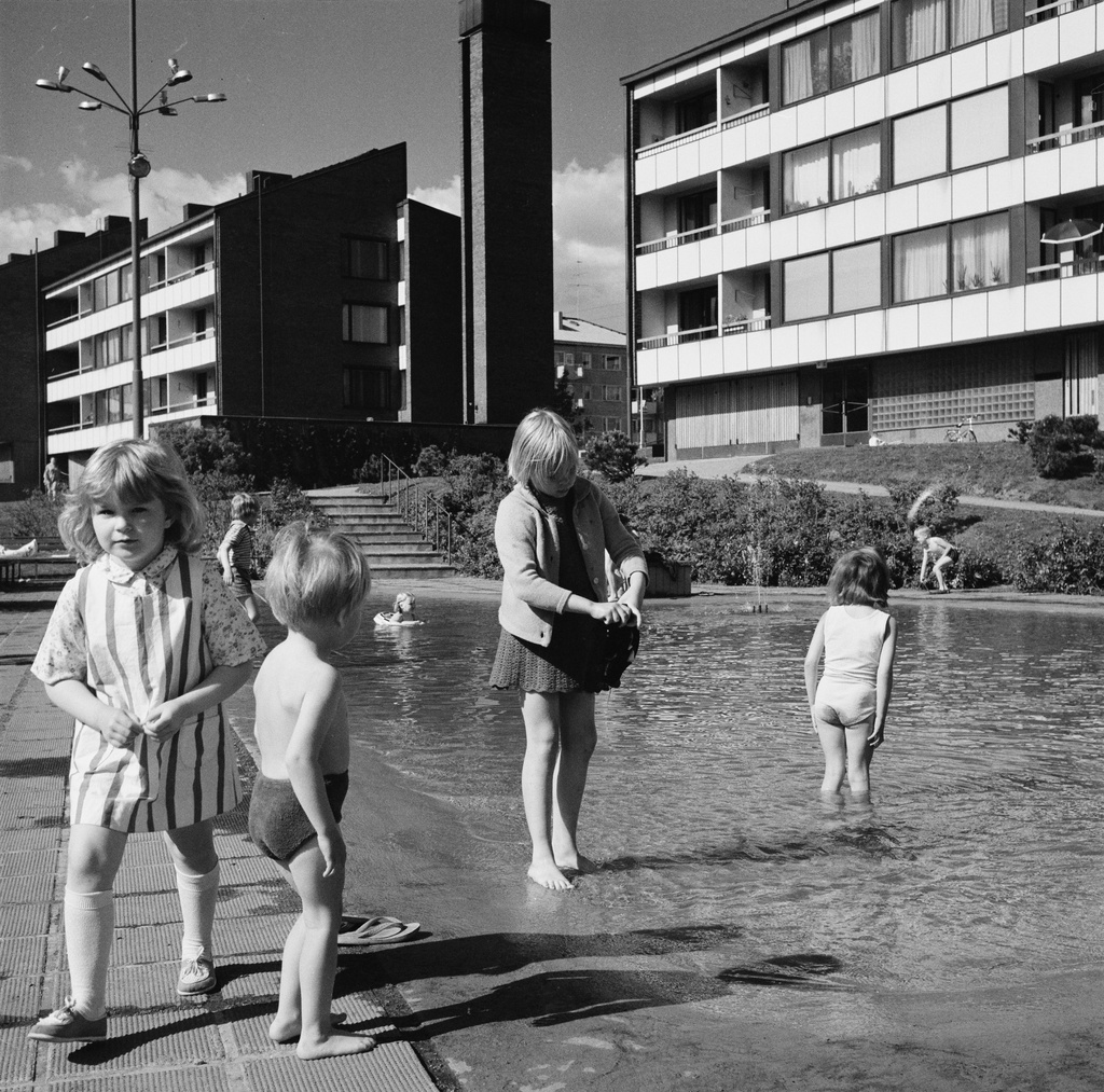 Lapsia vesialtaalla Vanha viertotie 6 :n pihalla Etelä-Haagassa. Taustalla Vanha viertotie 6, 8.