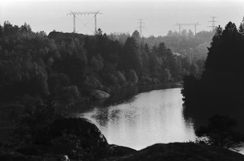 Vantaanjokea Pirunkalliolta Pikkukosken uimarannan suunnalta etelään Oulunkylän Veräjämäessä. Vasemmalla Viikinjyrkkää voimajohtolinjoineen Viikinmäessä.