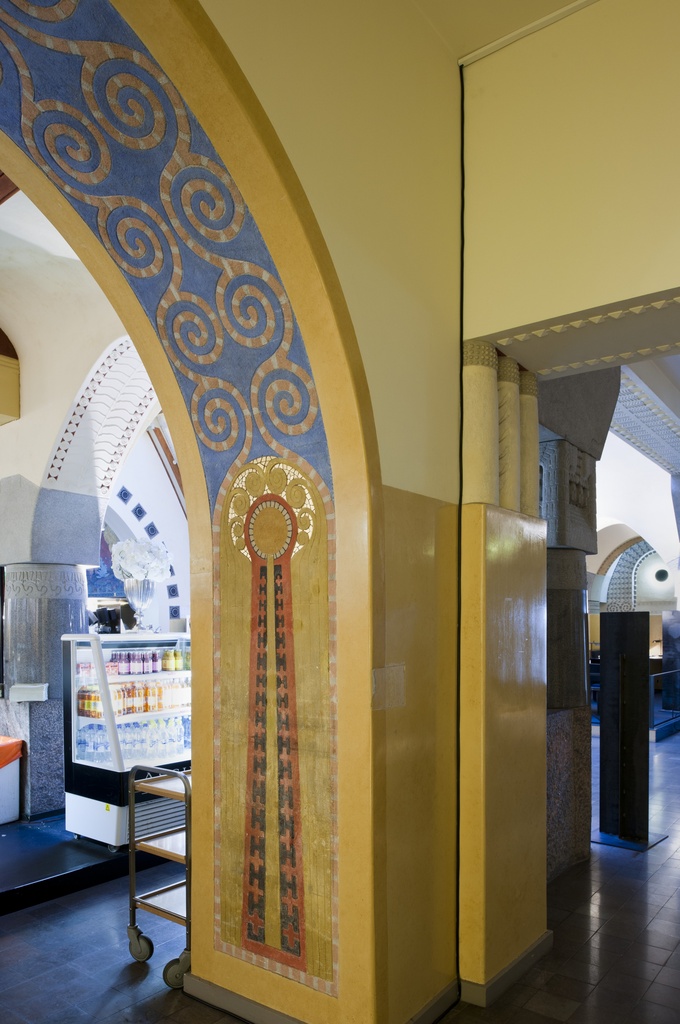 Jugendsali, Pohjoisesplanadi 19, Uschakoffin talo. Arkkitehti Lars Sonck vv. 1903-04, sisätilat arkkitehti Valter Jung. Kaarevalinjaista ja kulmikasta värikylläistä maalauskoristelua ja kultamosaiikkia holvikaaren sisäpinnalla (auringonkehrä-aihelma). Privatbankenin pankkisalisali ja siihen liittyvän portaikon ja sisäänkäynnin jugendtyyliset arkkitehtuuri- ja koristemuodot tekivät siitä yhden aikakautensa merkittävimmistä julkisista sisätiloista. Sali oli vuonna 2013 kahvilakäytössä.