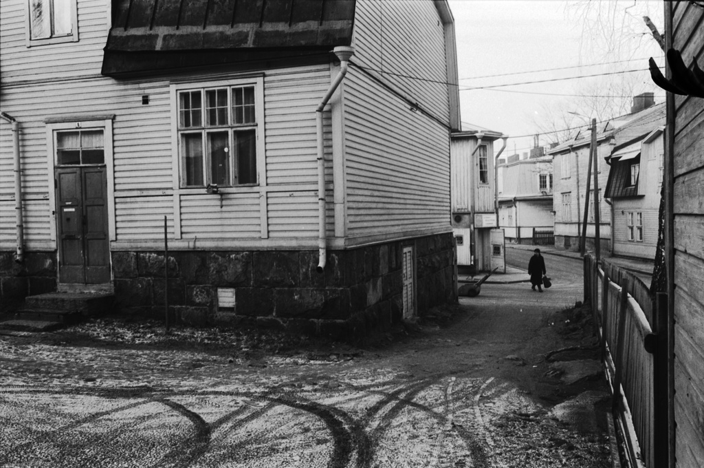 Vallila. Näkymä Vallilantie 24-26:n puutalojen pihapiiristä Vanajantien suuntaan. Taustalla keskellä Vanajantien alkupään taloja.