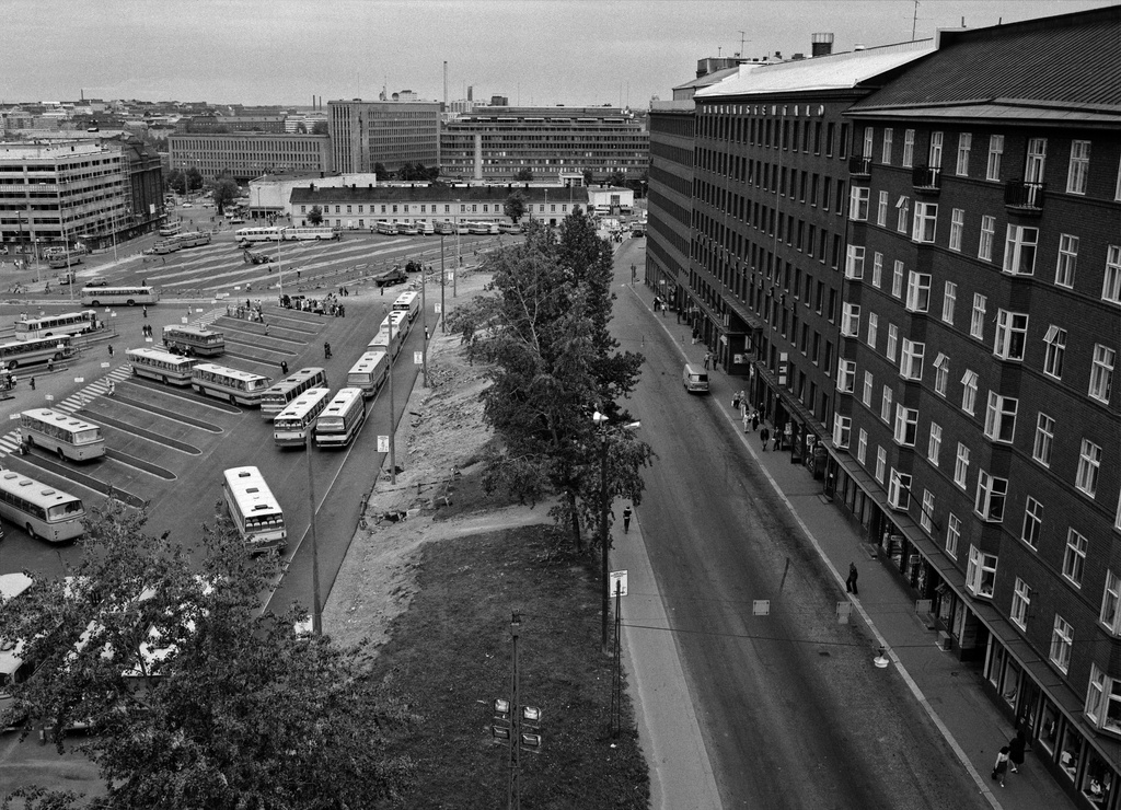 Kamppi, linja-autoasema. Oikealla Kampinkatu (nyk. Urho Kekkosen katu). Kuvattu Sähkötalon (Fredrikinkatu 44) katolta koilliseen.