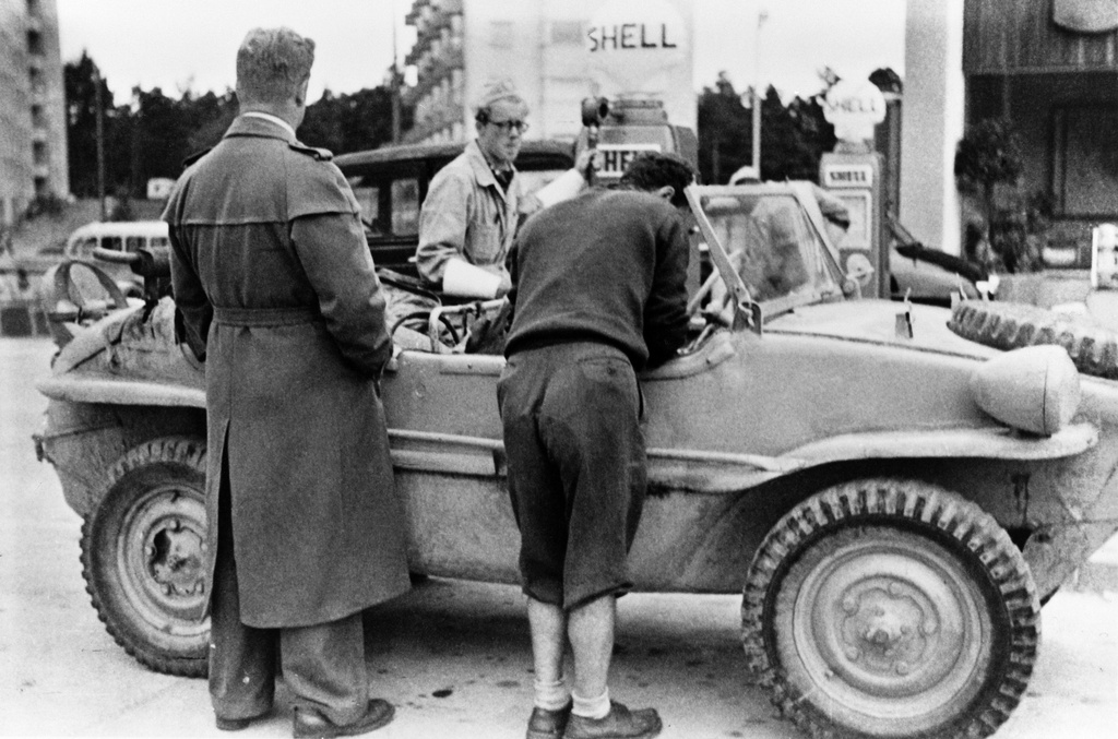 Amfibio-autoa tankataan Shellin Tullinpuomin huoltoasemalla Helsingin olympialaisten aikaan kesällä 1952. Topeliuksenkadun ja Tukholmankadun kulmassa ja taustalla Mannerheimintietä.