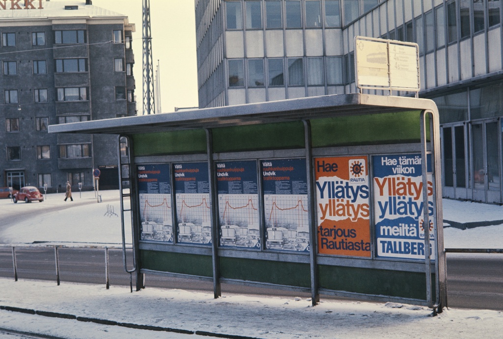 Töölöntullin raitiovaunupysäkki Tukholmankadulla.