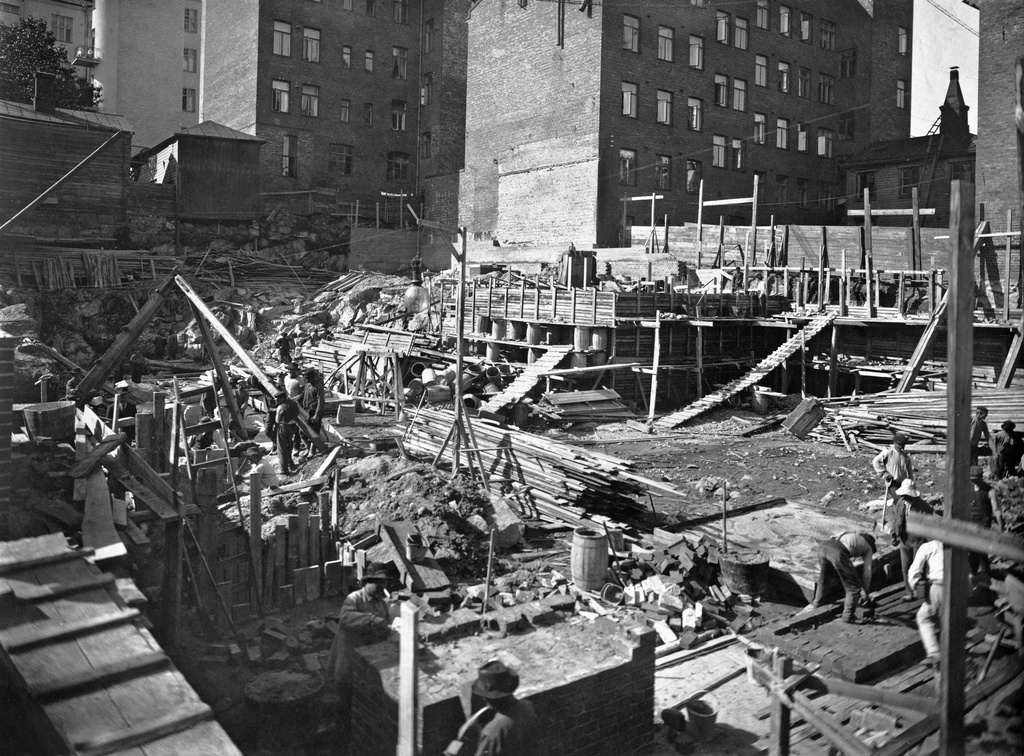 Helsingin kaupungin sähkölaitoksen hallintorakennuksen ja Kasarmitorin sähköaseman rakennustyömaa, Pieni Roobertinkatu 1 - Kasarmikatu 30 - 32.