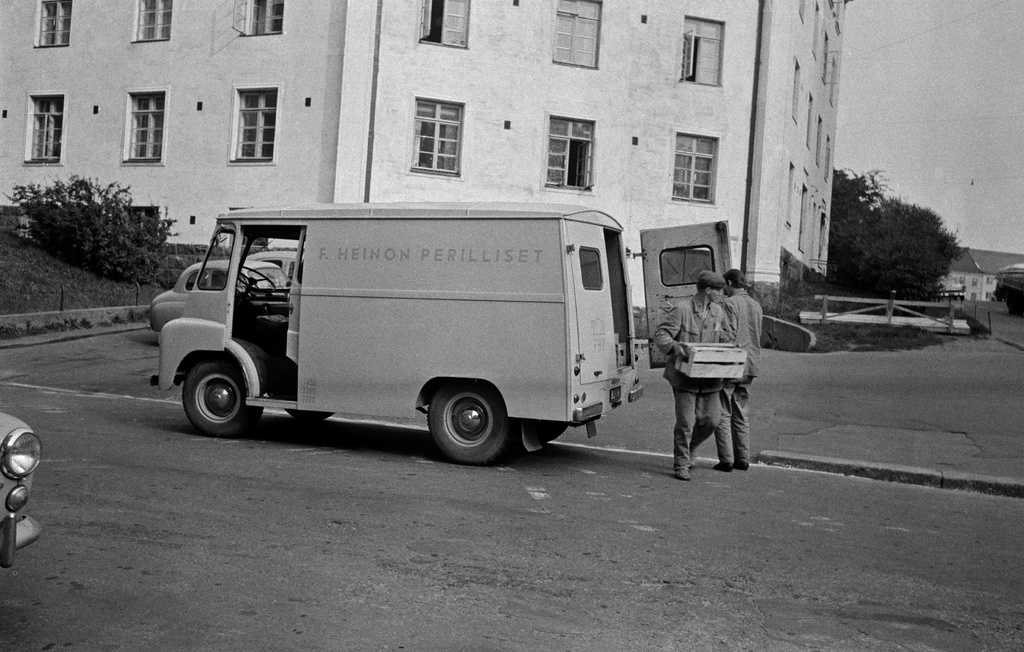 F. Heinon perilliset -tukkuliikkeen pakettiauto ja työntekijöitä. Taustalla Agricolankuja 1 (Torkkelinkatu 19).